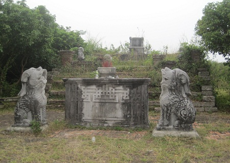 Lăng[-]đá[-]cổ[-]gần[-]300[-]năm[-]tuổi[-]và[-]xác[-]ướp[-]bí[-]ẩn